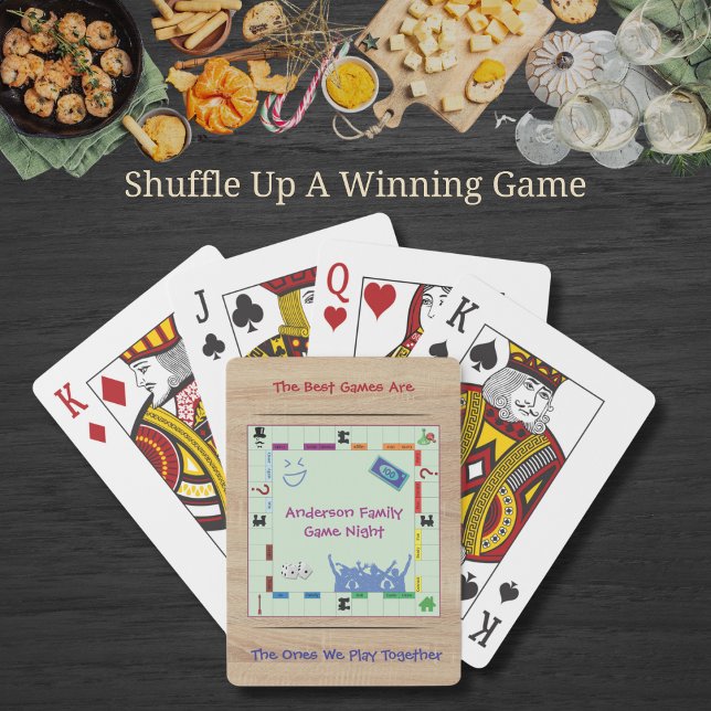 Rolig och avslappnad spelkväll med spelkort (Custom board game playing cards featuring a printed wood design and sentimental family quote.)