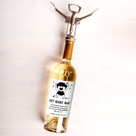 Rolig och trendig svart kvinna som dansar vinetike vinflaska etikett