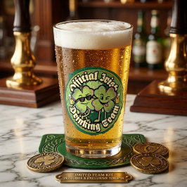 Rolig officiell irländsk drickande team St Paddy g Glaskopp