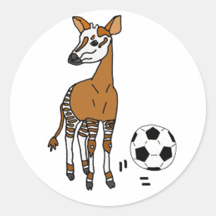 Rolig Okapi som leker fotbolltecknaden Runt Klistermärke