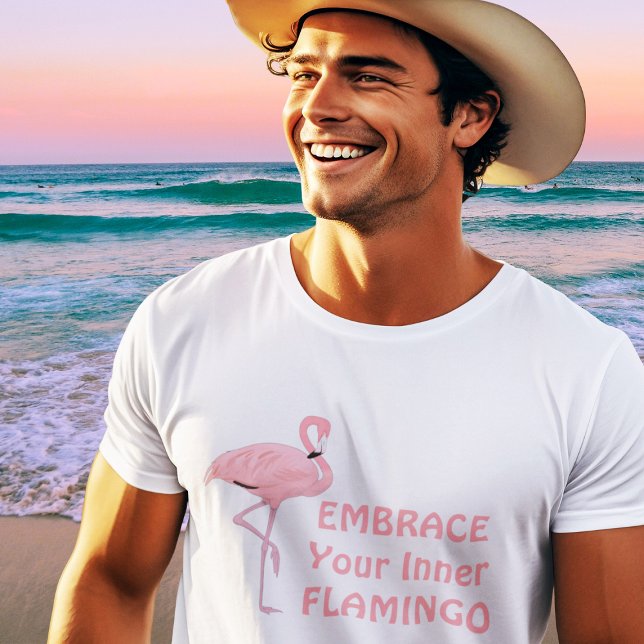 Rolig Omfamna Din Inre Flamingo Citat T-shirt (handsome fit young male model wearing pink flamingo t-shirt at beach)