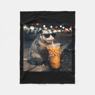 Rolig opossum som dricker iskaffe meme  fleecefilt