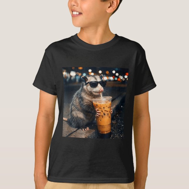 Rolig opossum som dricker iskaffe meme  t shirt (Framsida)