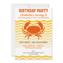 Rolig orange krabba på ett sandigt seashoreparty