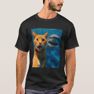 Rolig Orange Tabby Katt Selfie med Haj Ocean Lov T Shirt