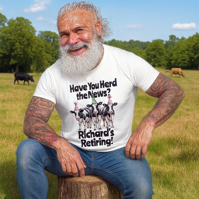 Rolig Pension Ko Tema Har Du Hjortat T Shirt (senior man wearing funny cow themed retirement tshirt in a cow pasture)