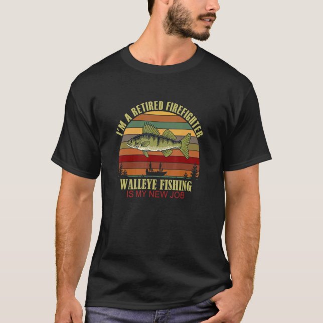 Rolig Pensionerad BRANDFIGHTARE Nytt jobb Gäddfisk T Shirt (Framsida)