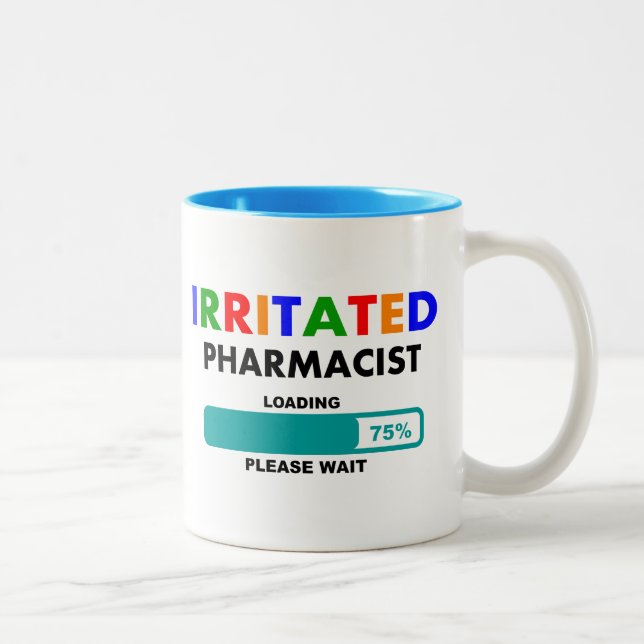 Rolig Pharmacist som laddar T-tröja Två-Tonad Mugg (Höger)