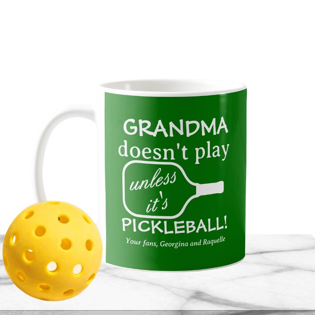 Rolig Pickleball Mormor Modern Typografi Grön Kaffemugg (Custom Names Unique Typography Funny Pickler Grandma Humor Green Mug)