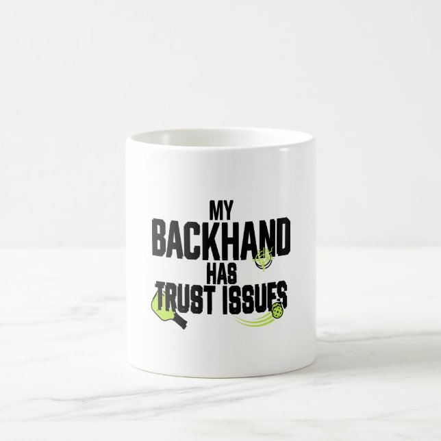 Rolig Pickleball-mugg – Min Backhand Har Förtroend Kaffemugg (Center)