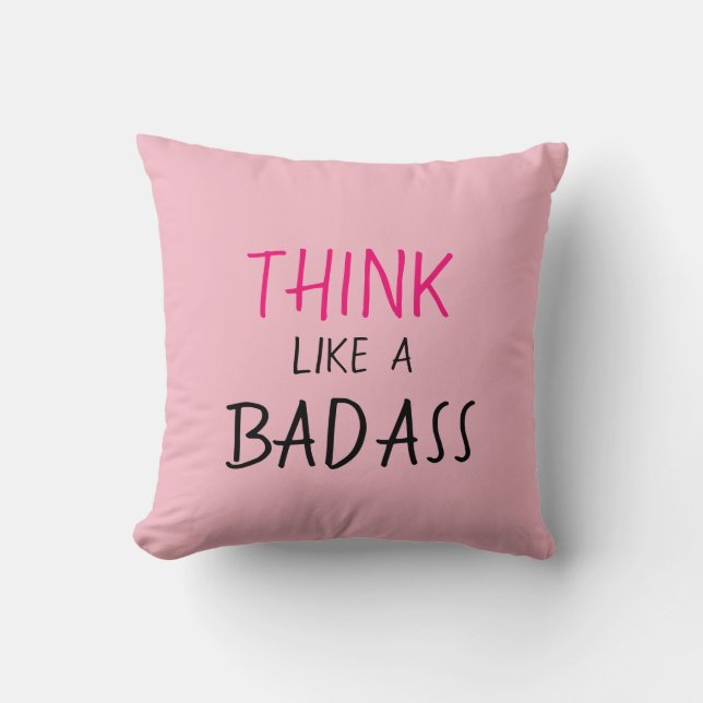 ROLIG PILLOW_GIRLY "TÄNKANÅGOT LIKNANDE A BADASS KUDDE (Framsida)