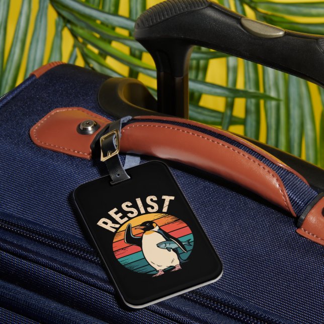 Rolig pingvin motstår protest mot tariffer  bagagebricka (Framsida Insitu 1)