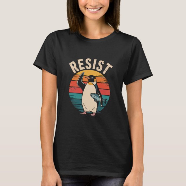 Rolig pingvin motstår protest mot tariffer  t shirt (Framsida)