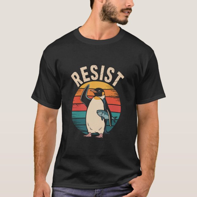 Rolig pingvin motstår protest mot tariffer  t shirt (Framsida)