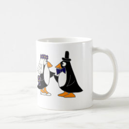 Rolig pingvinbrud- och brudgumbrölloptecknad kaffemugg