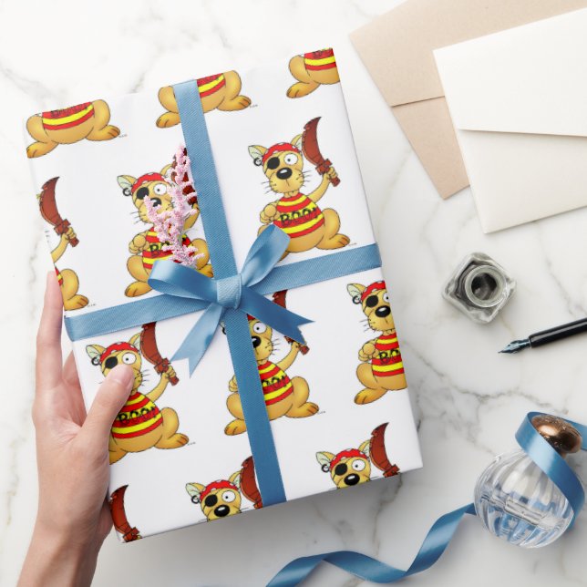 Rolig pirathund med leksvärd presentpapper (Gifting)