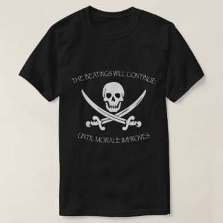 Rolig Piratskalle och Svärd Design T Shirt