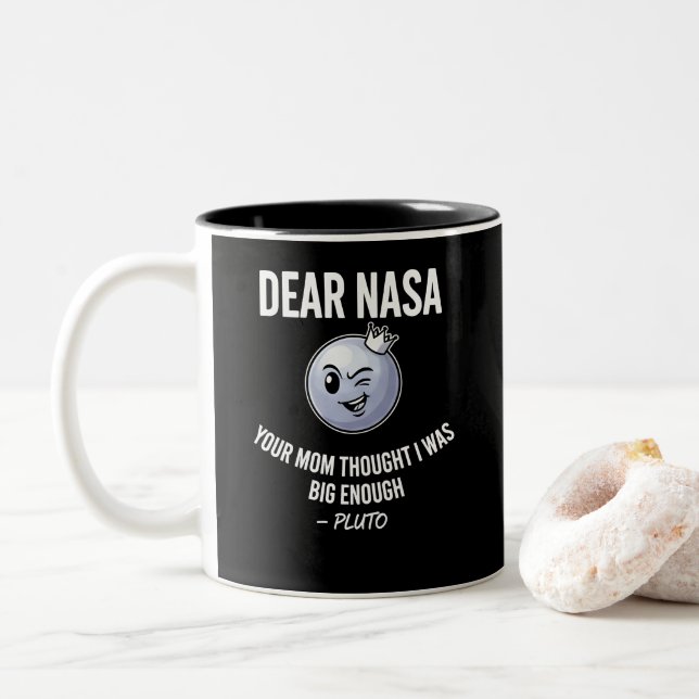 Rolig Pluto Sarksast Rymdskämt Mugg - NASA Roast (Med munk)