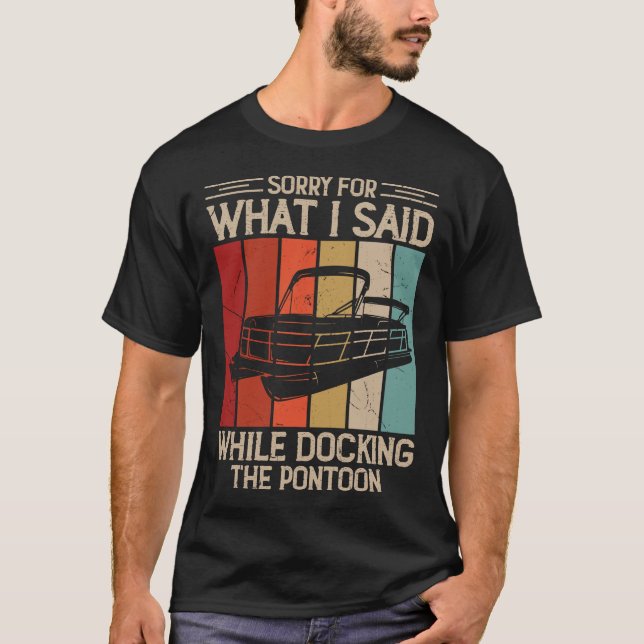 Rolig Pontonbrygga Dockning Båt T-Shirt (Framsida)