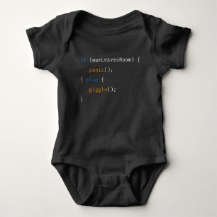 Rolig programmerare och utvecklare kodar baby t shirt