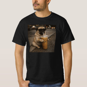 Rolig Pug-drickande iskaffememe T Shirt