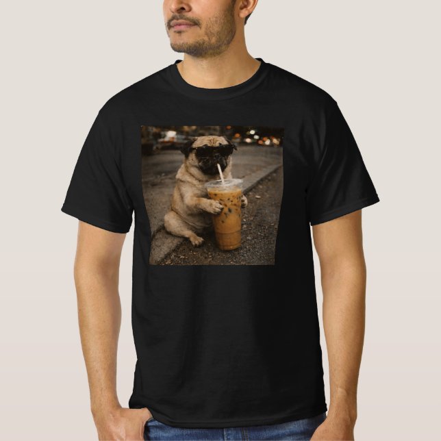 Rolig Pug-drickande iskaffememe  T Shirt (Framsida)