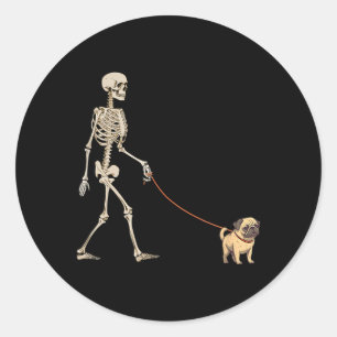 Rolig Pug Skelett Hund Går Halloween Hund Runt Klistermärke