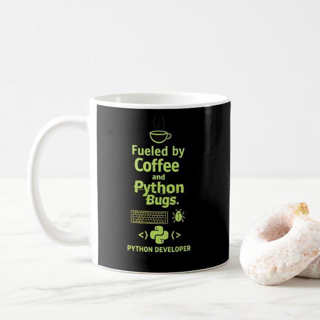 Rolig Python-utvecklare – Driven av kaffebuggar  Kaffemugg (Med munk)