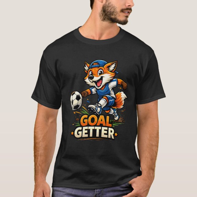Rolig Räv som Spelar Fotboll Tecknad Design T Shirt (Framsida)