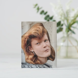 Rolig rödhårig huvud i en elegant rums surrealisti vykort