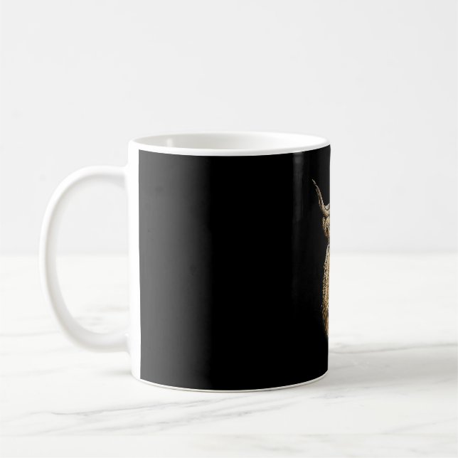 Rolig röra ko som håller leopardkopp sarkastisk  kaffemugg (Vänster)