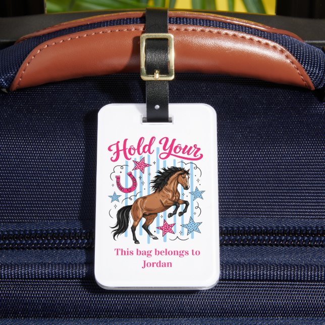 Rolig Rosa Hold Your Horses ID Bagagebricka (Framsida Insitu 2)