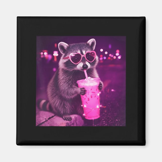 Rolig rosa tvättbjörn som dricker iskaffe - söt magnet (Framsidan)