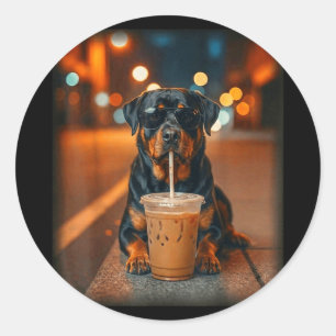 Rolig rottweiler dricker iskaffe älskar hund runt klistermärke