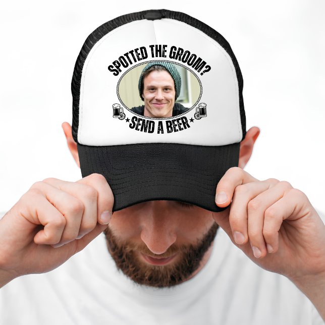 Rolig Sänd Brudgummen En Öl Svärmorsfest Keps (Funny Send The Groom A Beer Bachelor Party Trucker Hat)