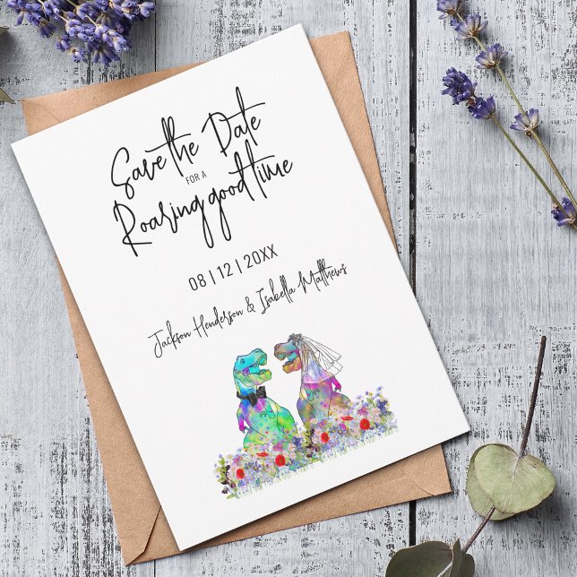 Rolig Save the Date för en Bröllopsfest med Dinosa Spara Datumet (Funny save the date for a roaring good time dinosaur bride and groom wedding Card watercolor florals)