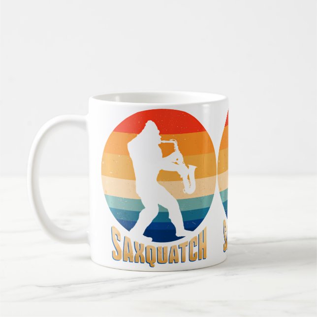Rolig Saxquatch En Sax Och En Sasquatch Spelar En  Kaffemugg (Vänster)