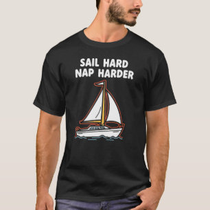 Rolig segling "Segla hårt, sov ännu hårdare" Båttu T Shirt