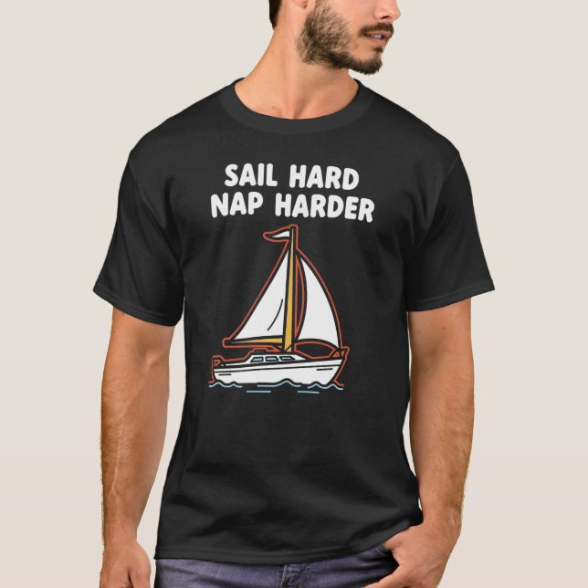 Rolig segling "Segla hårt, sov ännu hårdare" Båttu T Shirt (Framsida)