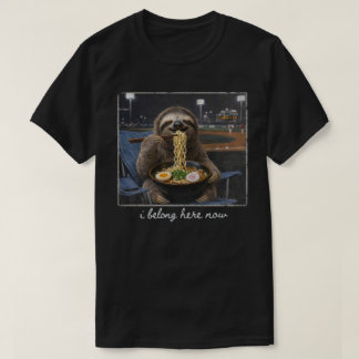 Rolig sengångare som äter Ramen på basebollstadion T Shirt