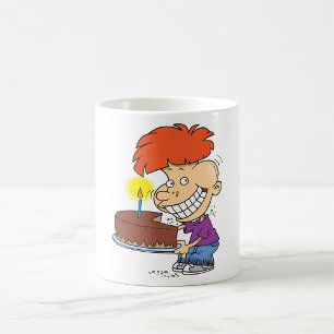 Rolig seriepojke med chokladfödelsedagstårta kaffemugg