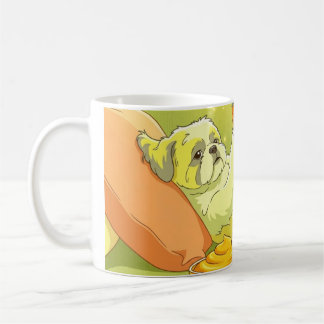 Rolig Shih Tzu-hund som slappnar på soffan med sna Kaffemugg