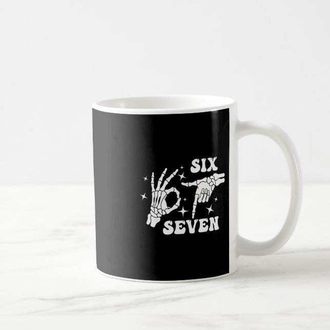 Rolig Six Seven 67 Meme Gen Alpha Skelett Händer  Kaffemugg (Höger)