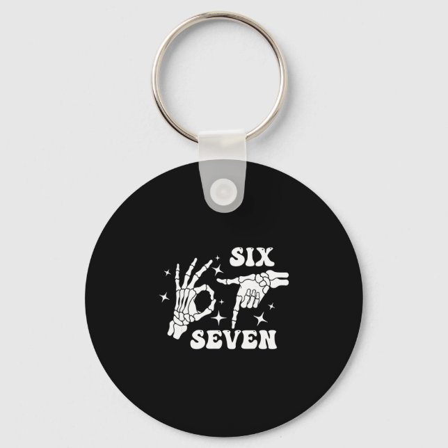 Rolig Six Seven 67 Meme Gen Alpha Skelett Händer  Nyckelring (Framsida)