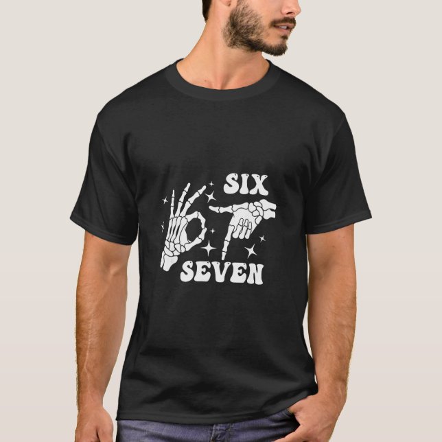 Rolig Six Seven 67 Meme Gen Alpha Skelett Händer  T Shirt (Framsida)