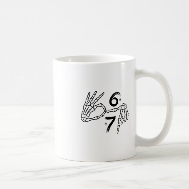 Rolig Six Seven 6 7 Meme 67 Skelett Hand Halloween Kaffemugg (Höger)