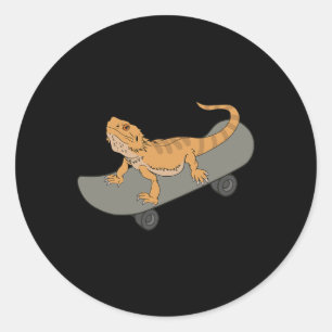 Rolig Skäggig Drakdjur På Skateboard Sött Husdjur  Runt Klistermärke