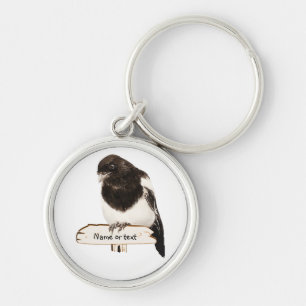 Rolig skatafågel med anpassningsbarnamn eller text rund silverfärgad nyckelring