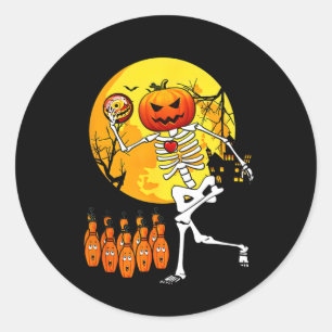 Rolig skelett Halloween bowlingspelare och present Runt Klistermärke