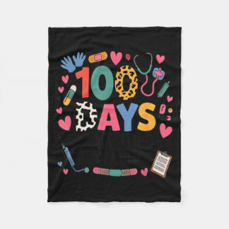 Rolig skolsköterska 100 dagar med att patcha små m fleecefilt
